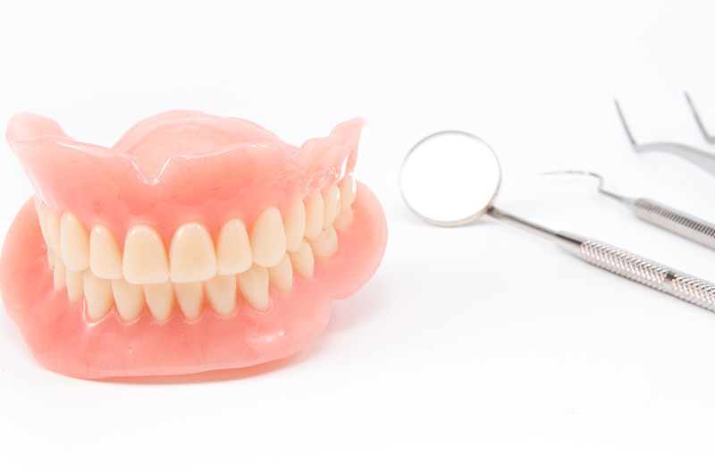 歯を失ったお口の機能性・審美性を補う装置です